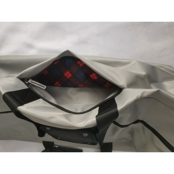 Porsche Duffel Bag: The All-in-One Travel and Gym Sports Bag - Picture 4 of 10